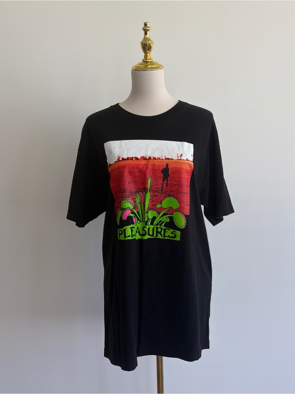 Pleasures venue fly trap graphic tee